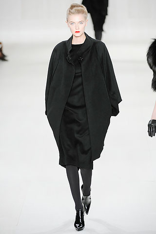 Vestido negro capa con volumen negra Elie Saab